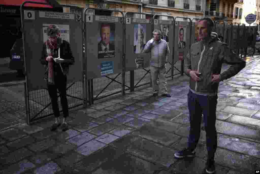 پیرس میں ایک پولنگ اسٹیشن کے باہر لوگ اپنی باری کا انتظار کر رہے ہیں