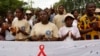 La population participe à la marche de Médecins du monde qui encourage le dépistage du VIH et du Sida près de Cotonou, Bénin, le 1er décembre 2007.