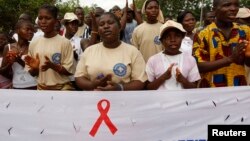 La population participe à la marche de Médecins du monde qui encourage le dépistage du VIH et du Sida près de Cotonou, Bénin, le 1er décembre 2007.