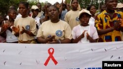 La population participe à la marche de Médecins du monde qui encourage le dépistage du VIH et du Sida près de Cotonou, Bénin, le 1er décembre 2007.