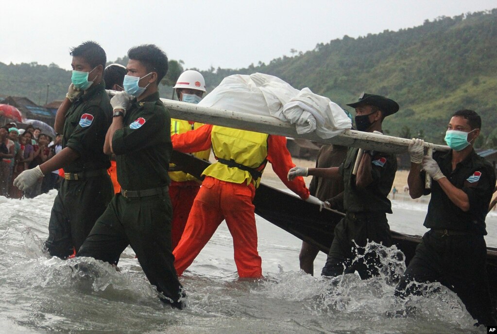 미얀마 재난 당국 관계자들이 남부 라웅론 해안에서 사체를 수습하고 있다. 지난 7일(현지시간) 군인가족 어린이 15명을 포함, 총 122명이 탑승한 군용기가 인근에 추락했다. 지금까지 발견된 시신 29구 가운데 8명이 어린이다. 아직 생존자는 확인되지 않았다.