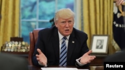 Presiden AS Donald Trump saat diwancarai oleh Reuters di Oval Office, Gedung Putih, Washington, 27 April 2017. (Foto: dok).