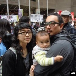 香港市民楊小姐(左)與丈夫及兒子參與反小圈子選舉示威