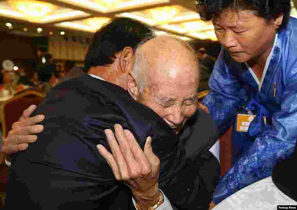 Cụ&nbsp;Chae Hun Sik 88 tuổi từ Bắc Triều Tiên òa khóc khi gặp lại con trai&nbsp;Chae Hee Yang 65 tuổi tại Khu Du lịch Núi Kim Cương ở Bắc Triều Tiên, ngày 20/10/2015.