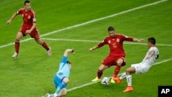 Chile's Eduardo Vargas (R) iin white, scores the opening goal during the group B World Cup soccer match between Spain and Chile at the Maracana Stadium in Rio de Janeiro, June 18, 2014.