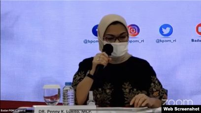 Keterangan foto- Kepala Badan Pengawas Obat dan Makanan (BPOM) RI, Penny Lukito saat melakukan konferensi pers terkait dengan vaksin Covid-19, Kamis 19 November 2020. (Foto:VOA)