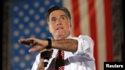ຜູສະມັກເລືອຕັ້ງ ປະທານາທິບໍດີສະຫະລັດ ຂອງພັກຣີພັບບລີກັນ ທ່ານ Mitt Romney ພວມໂຄສະນາຫາສຽງທີ່ເມືອງ Fishersville ໃນລັດ Virginia (4 ຕຸລາ 2012)