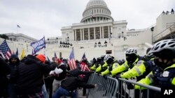 Pendukung Trump mencoba menerobos penghalang polisi di Capitol di Washington, 6 Januari 2021. (Foto: AP)