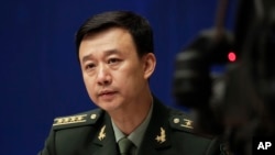 资料照片：2017年7月24日，中国国防部发言人吴谦在一场新闻发布会上。（美联社照片）