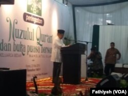 Suasana peringatan Nuzulul Quran sekaligus buka puasa bersama di kantor Pengurus Besar Nahdhatul Ulama (PBNU) di Jakarta, Kamis (23/5). (Foto: VOA/Fathiyah)