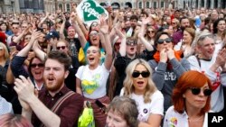Les partisans du «Oui» réagissent à la réception des résultats du référendum irlandais sur le 8e amendement de la Constitution, à Dublin, le 26 mai 2018.