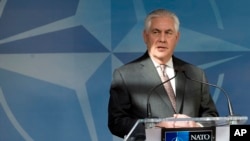 Menteri Luar Negeri Amerika Rex Tillerson menyampaikan sambutan di hadapan para Menlu negara-negara anggota NATO di Brussels, 31 Maret 2017. (AP Photo/Virginia Mayo, Pool)