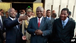 Le président Laurent Gbagbo et la mission mixte UA-CEDEAO le 28 décembre, à Abidjan