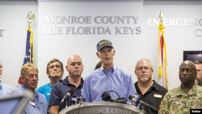 El gobernador de Florida, Rick Scott, (centro) dice que hay trabajo por hacer en todo el estado tras el paso del huracán Irma.