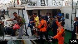 Para penumpang KM Santika Nusantara yang selamat tiba di pelabuhan Tanjung Perak Surabaya (foto: VOA/Petrus Riski).