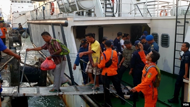 Para penumpang KM Santika Nusantara yang selamat tiba di pelabuhan Tanjung Perak Surabaya (foto: VOA/Petrus Riski).