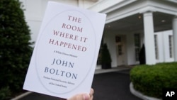 Trong cuốn sách sắp sửa ra mắt, ông Bolton nói Tổng thống Trump đã nài nỉ Chủ tịch Trung Quốc Tập Cận Bình giúp ông giành chiến thắng trong nỗ lực của ông tái đắc cử vào năm 2020.