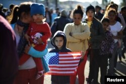 Miles de migrantes centroamericanos acampan en México a la espera de solicitar asilo para ingresar en EE.UU.