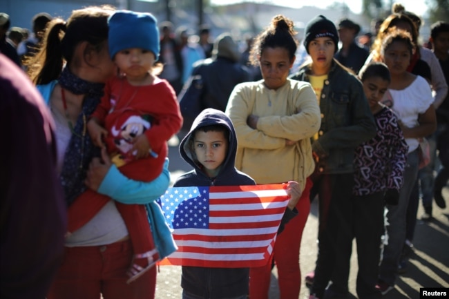 Miles de migrantes centroamericanos, entre ellos mujeres y niños, están varados en la frontera entre México y EE.UU.