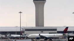 Suasana di bandara Detroit (foto: dok). Pihak berwenang AS menangkap seorang pria Saudi hari Senin 13/5. 