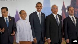 U.S. President Barack Obama, center, poses for a group photo with from left, Chinese Premier Li Keqiang, Myanmar President Thein Sein, Malaysian Prime Minister Najib Razak and Russian Prime Minister Dmitry Medvedev ahead of the 9th East Asia summit plenary session at Myanmar International Convention Center in Naypyitaw, Myanmar, Nov. 13, 2014 (AP Photo/Gemunu Amarasinghe)