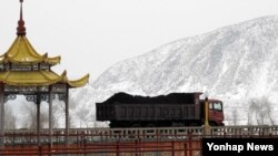중국 상무부가 유엔 대북 제재 결의의 이행을 위해 지난 2월 19일부터 북한산 석탄 수입을 전면 중단한다고 밝혔다. 사진은 지난해 3월 북중 국경 두만강에서 북한 남양시와 중국 투먼 통상구를 오가는 화물차.