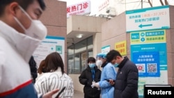 Seorang anggota staf medis di APD di sebuah rumah sakit di tengah merebaknya COVID-19, di Beijing, China, 28 Desember 2020. (Foto: REUTERS/Thomas Peter)