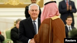  U.S. Secretary of State Rex Tillerson shakes hands with a participant as he attends a signing ceremony between U.S. President Donald Trump and Saudi Arabia's King Salman bin Abdulaziz Al Saud at the Royal Court in Riyadh, May 20, 2017. 