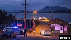 Personal de rescate busca víctimas del hundimiento de un barco de avistamiento de ballenas frente a las costas de British Columbia, Canadá.