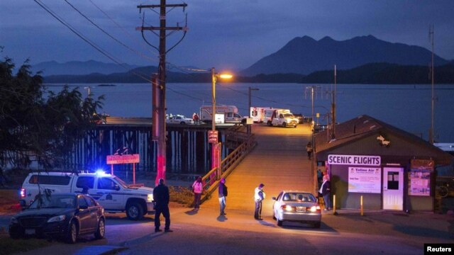 Personal de rescate busca víctimas del hundimiento de un barco de avistamiento de ballenas frente a las costas de British Columbia, Canadá.