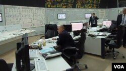 俄羅斯核電技術可靠性被網民質疑。俄羅斯南部沃羅涅日核電站內的控制室。沃羅涅日核電站機組與中國田灣核電站相似。（美國之音白樺）