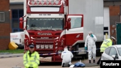 英國警察在埃塞克斯郡發現39具屍體的卡車貨櫃周圍進行現場偵察。 （2019年10月24日）