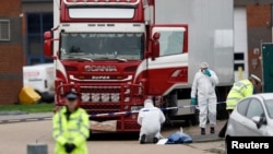 Cảnh sát ở Essex khám nghiệm hiện trưởng xe tải chở 39 người Việt Nam bị thiệt mạng