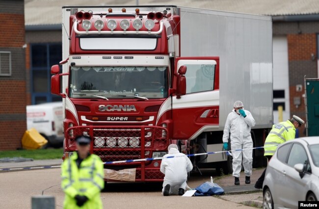 Polisi terlihat di lokasi di mana mayat-mayat ditemukan di sebuah wadah truk, di Grays, Essex, Inggris 23 Oktober 2019. (Foto: Reuters/Peter Nicholls)