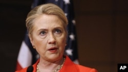 Ngoại trưởng Clinton nói Hoa Kỳ cung cấp cho phe nổi dậy những trợ giúp “không giết người”