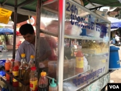 លោក យ៉ាន ស្វាន កំពុងឈរឆាមីនៅកែងមន្ទីរពេទ្យព្រះកេតុមាលា រាជធានីភ្នំពេញ នៅថ្ងៃទី២៥ ខែមីនា ឆ្នាំ២០២០។ (កាន់ វិច្ឆិកា/VOA Khmer)