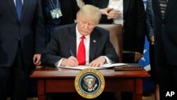 Donald Trump signant un décret sur l'immigration et la sécurité à la frontière entre les Etats-Unis et le Mexique, Washington, le 25 janvier 2017.