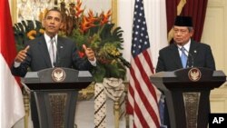 US President Barack Obama, left, speaks in a news conference accompanied by his Indonesian counterpart Susilo Bambang Yudhoyono at the Merdeka palace in Jakarta, Indonesia, 09 Nov. 2010.
