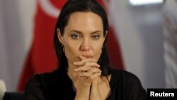 Angelina Jolie, Envoyée spéciale du HCR lors d'une conférence de presse en Turquie, dans le cadre d'une visite d'un camp de réfugiés à Midyat, le 20 juin 2015.