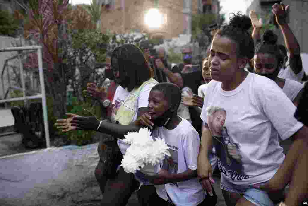 Relatives of Emily Victoria Silva dos Santos, 4, and Rebeca Beatriz Rodrigues dos Santos, 7, mourn during their burial at a cemetery in Duque de Caxias, Rio de Janeiro state, Brazil, Dec. 5, 2020.&nbsp;Emily and Rebeca were killed Friday night by bullets while playing outside their homes.&nbsp;
