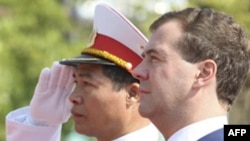 Medvedev Vietnam ziyareti sırasında görülüyor