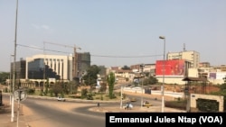 Une rue de Yaoundé, les Camerounais pas très enthousiastes avec le nouveau gouvernement, le 7 janvier 2018. (VOA/Emmanuel Jules Ntap)