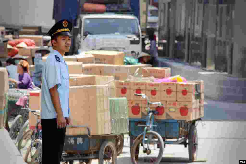 越南新青關(Tan Thanh Border Gate)的一名執法人員，他的身邊是進出口貨物。