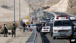 Israeli security forces secure the scene of an attack near Kfar Adumim settlement in the West Bank, Nov 27, 2015. Israeli police say a Palestinian was shot and killed after ramming his car into a group of Israelis in the West Bank. 