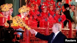 美国总统川普在中国北京故宫观看京剧后与演员握手。（2017年11月8日）