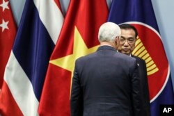 El vicepresidente EE.UU., Mike Pence, se encuentra con el primer ministro chino, Li Keqiang, en Singapur el 15 de noviembre de 2018.