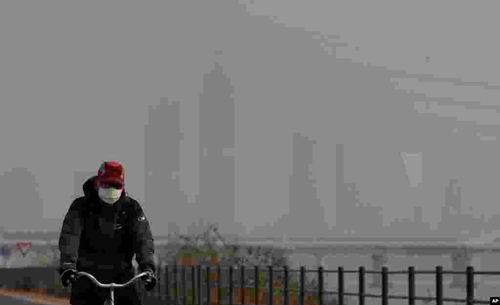 آلودگی شدید هوا در سئول، پایتخت کره جنوبی. رئیس جمهوری کره به چین پیشنهاد کرده است که برای کاهش آلودگی یک برنامه ایجاد باران مصنوعی را اجرا کنند.