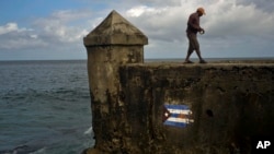 A fisherman walks along the sea wall of Havana, Jan. 13, 2017. The U.S. disclosed that the attacks on the health of American diplomats in Havana continued as recently as August. The number of foreign service personnel affected was raised to 19.