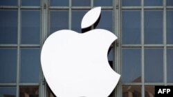 En la imagen, el logotipo de Apple en el exterior del Auditorio Cívico Bill Graham en San Francisco, California.