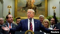 Presiden AS, Donald Trump, berpidato tentang berbagai topik dalam acara untuk mendiskusikan usulan menghapuskan tingginya biaya pengobatan di Roosevelt Room di Gedung Putih, Washington, AS, 9 Mei 2019 (foto: Reuters/Jonathan Ernst)